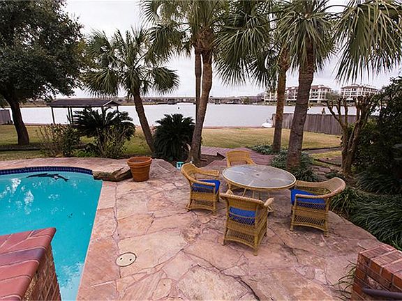 Patio/Seating area with unobstructed views!