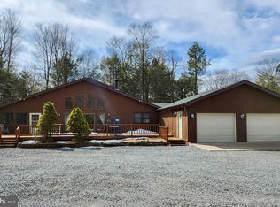 572 Sir Jeoffrey Ct, Pocono Lake, PA 18347