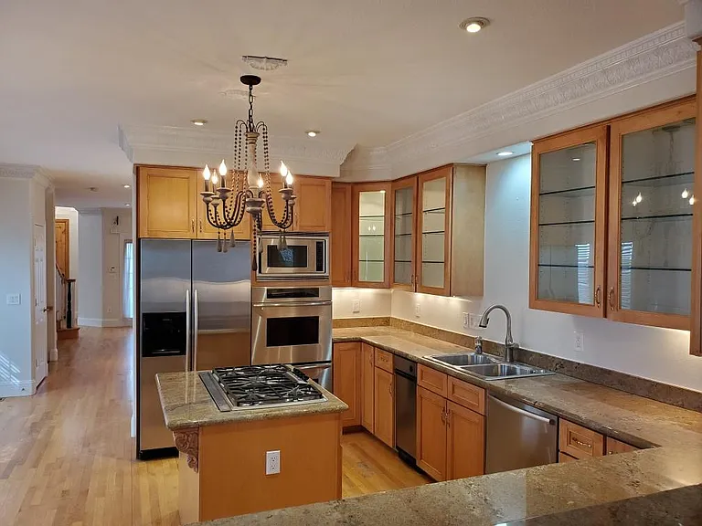 545 Monroe St — Photo 11
