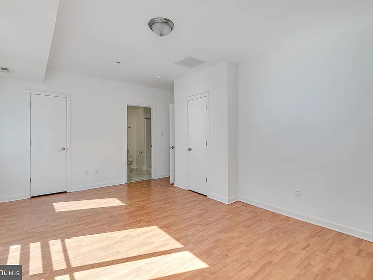 228 W George St #218 — Photo 35