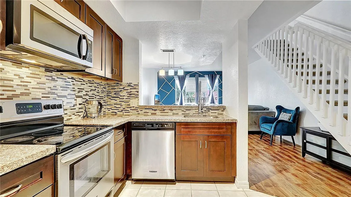 3 bed, 3.0 bath, 1409 sqft, $2,850 — Photo 2