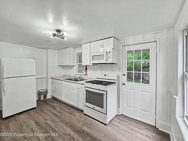 907 Green Ridge St — Photo 3