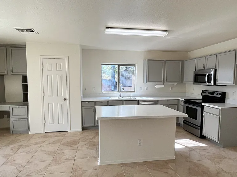 2028 N Wildflower Ln — Photo 3