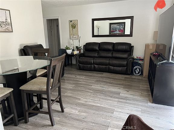 4th image of 722 S Sycamore Ave