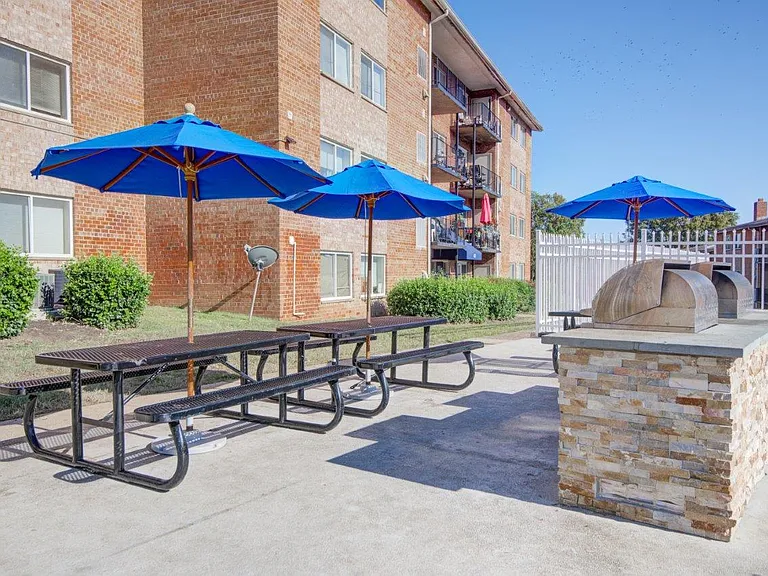 Bennington Crossings Apartment Homes — Photo 15