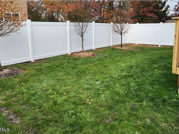 4th image of 831 Wellington Avenue
