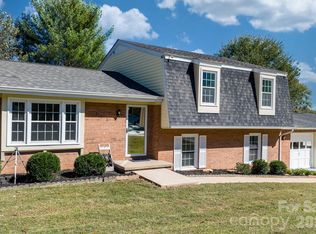 102 Castlegate Dr, Morganton, NC 28655