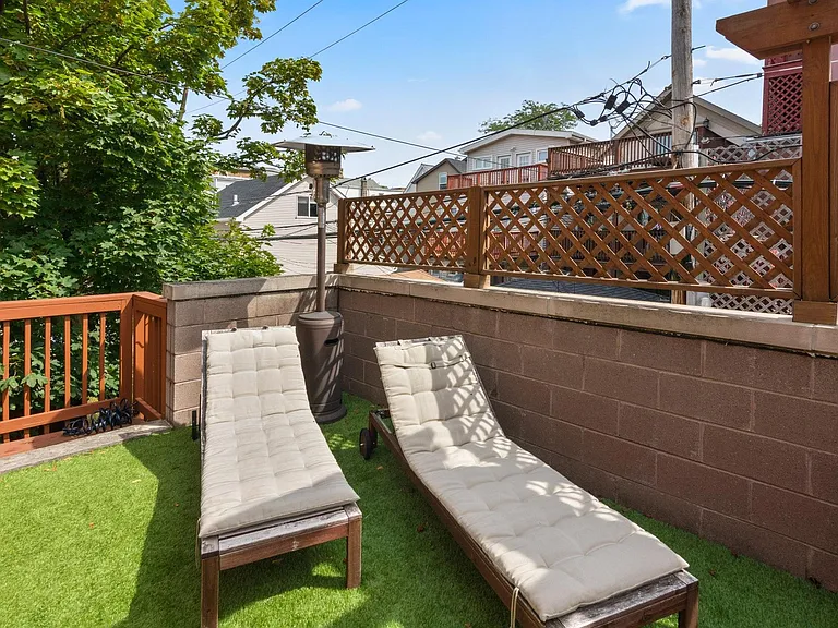 1616 W Altgeld St — Photo 31