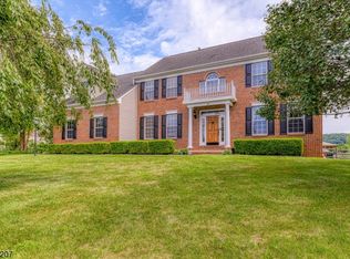 15 Spring Run Ln, Stewartsville, NJ 08886