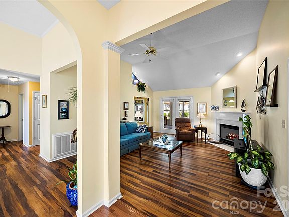 5th image of 909 Blackburn Ct