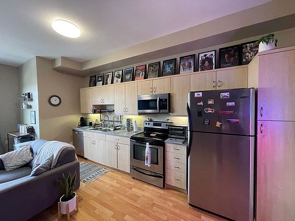 5th image of 889 Date St Unit 242