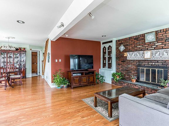 5th image of 52 Dart St