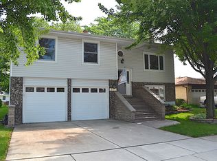 905 Dodge Ct, Carol Stream, IL 60188