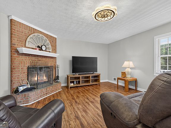 3rd image of 230 Margarets Ct
