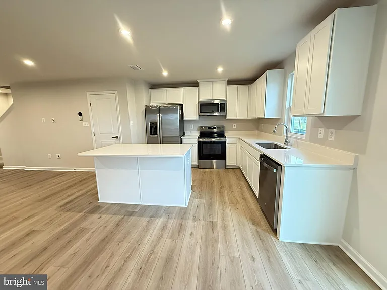 647 Laurelwood Cir — Photo 3