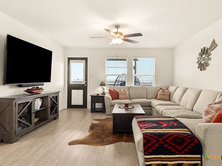 9129 Navarro Vis — Photo 13