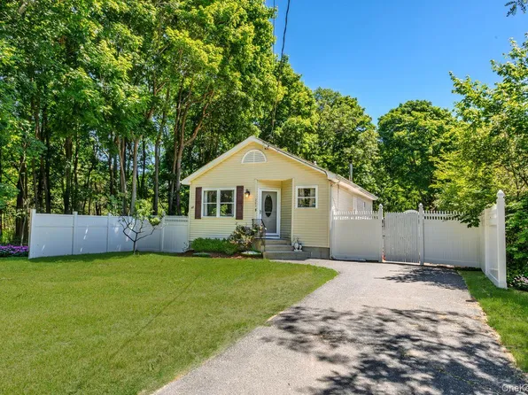 283 Railroad Avenue, Center Moriches, NY 11934