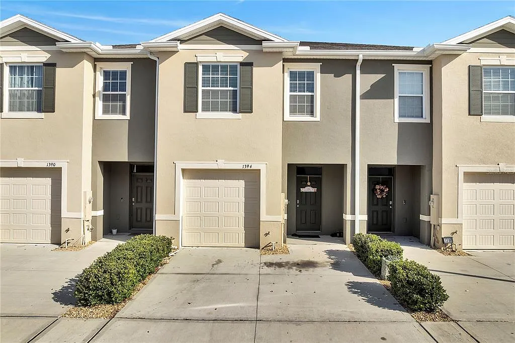 3 bed, 2.5 bath, 1720 sqft, $2,000 — Photo 2