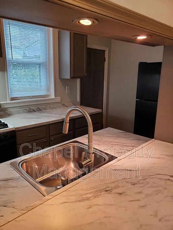 2 bed, 1.0 bath, 870 sqft, $1,195 — Photo 2