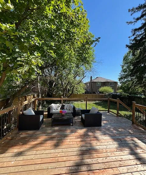173 Poyntz Ave — Photo 4