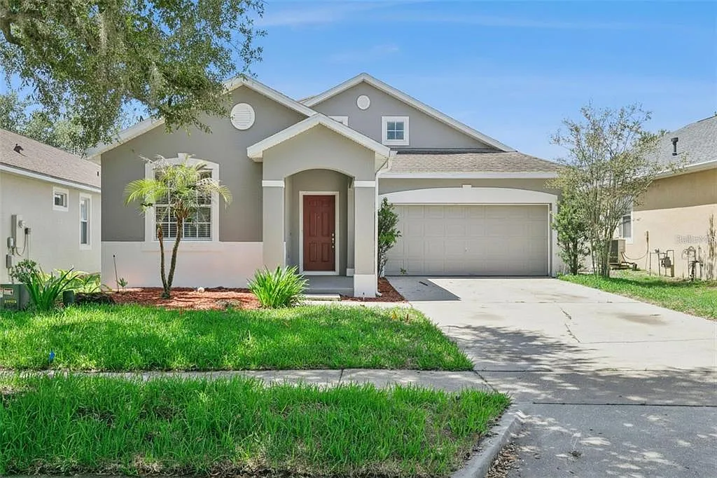 3 bed, 2.0 bath, 1911 sqft, $3,000 — Photo 2