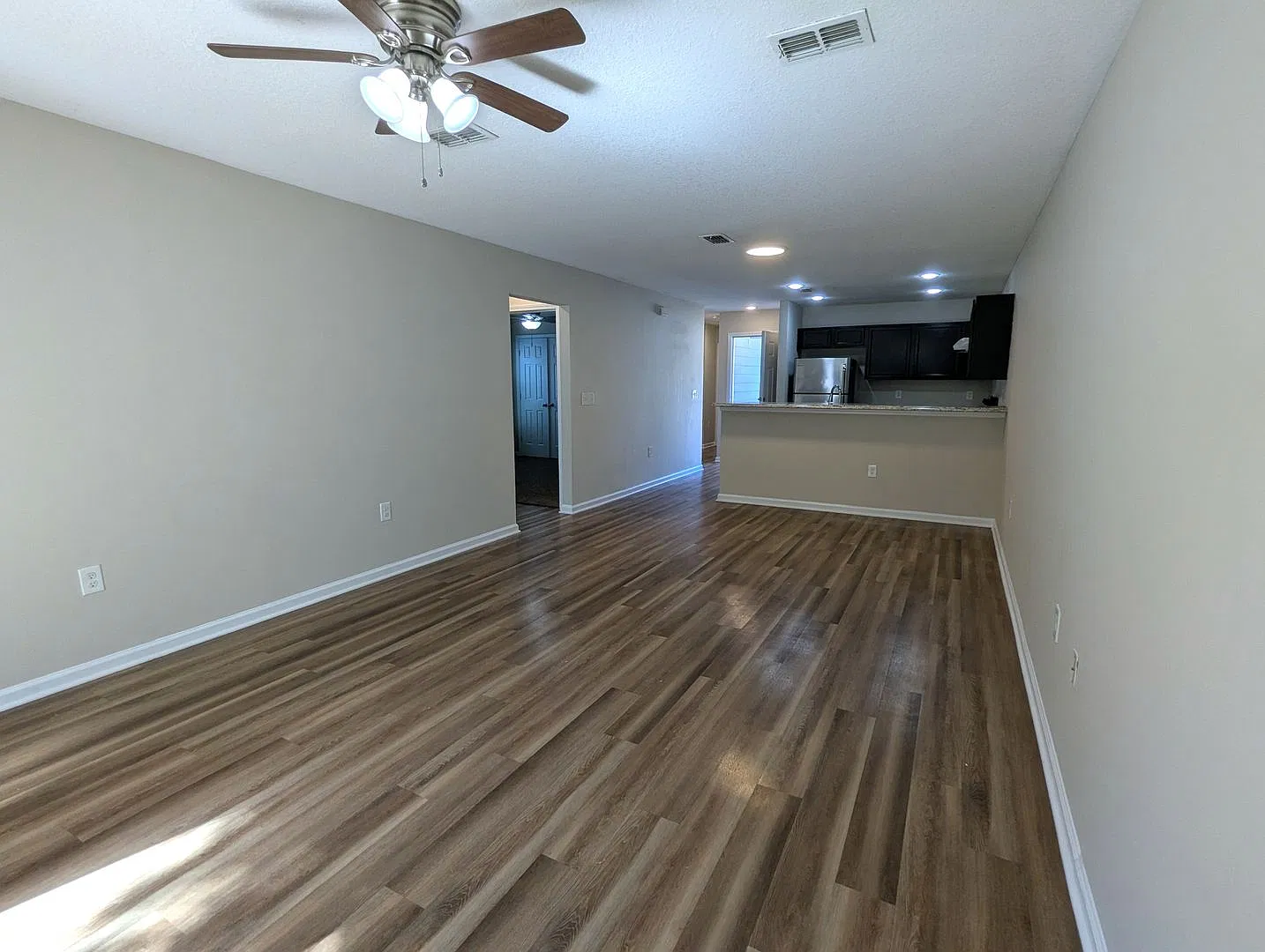 **Special For This 3/2 Duplex On This 18 Month Lease** Ready For Immediate Move-In. — Photo 4