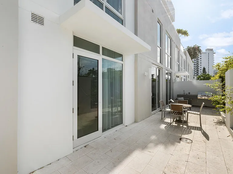 401 N Birch Rd #Townhouse 1 — Photo 2