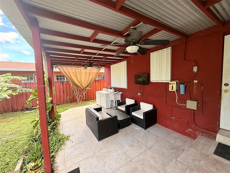 2435 Wilson St — Photo 12