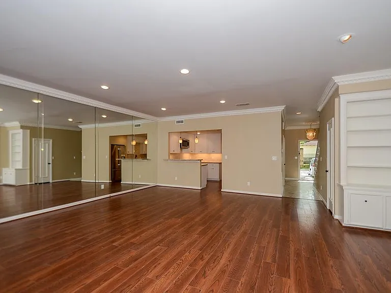 573 N Post Oak Ln — Photo 10