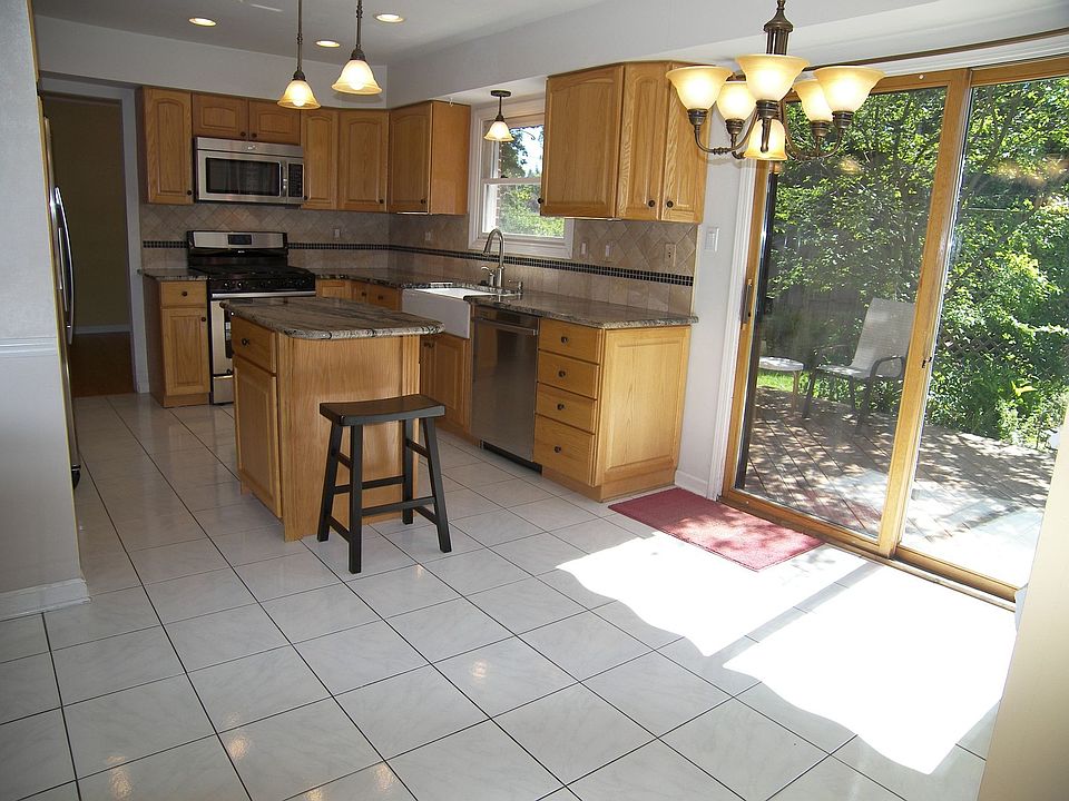 1st image of 7 E Canterbury Dr