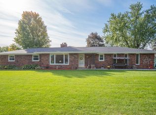 1220 Oakwood Manor Dr, Hubertus, WI 53033