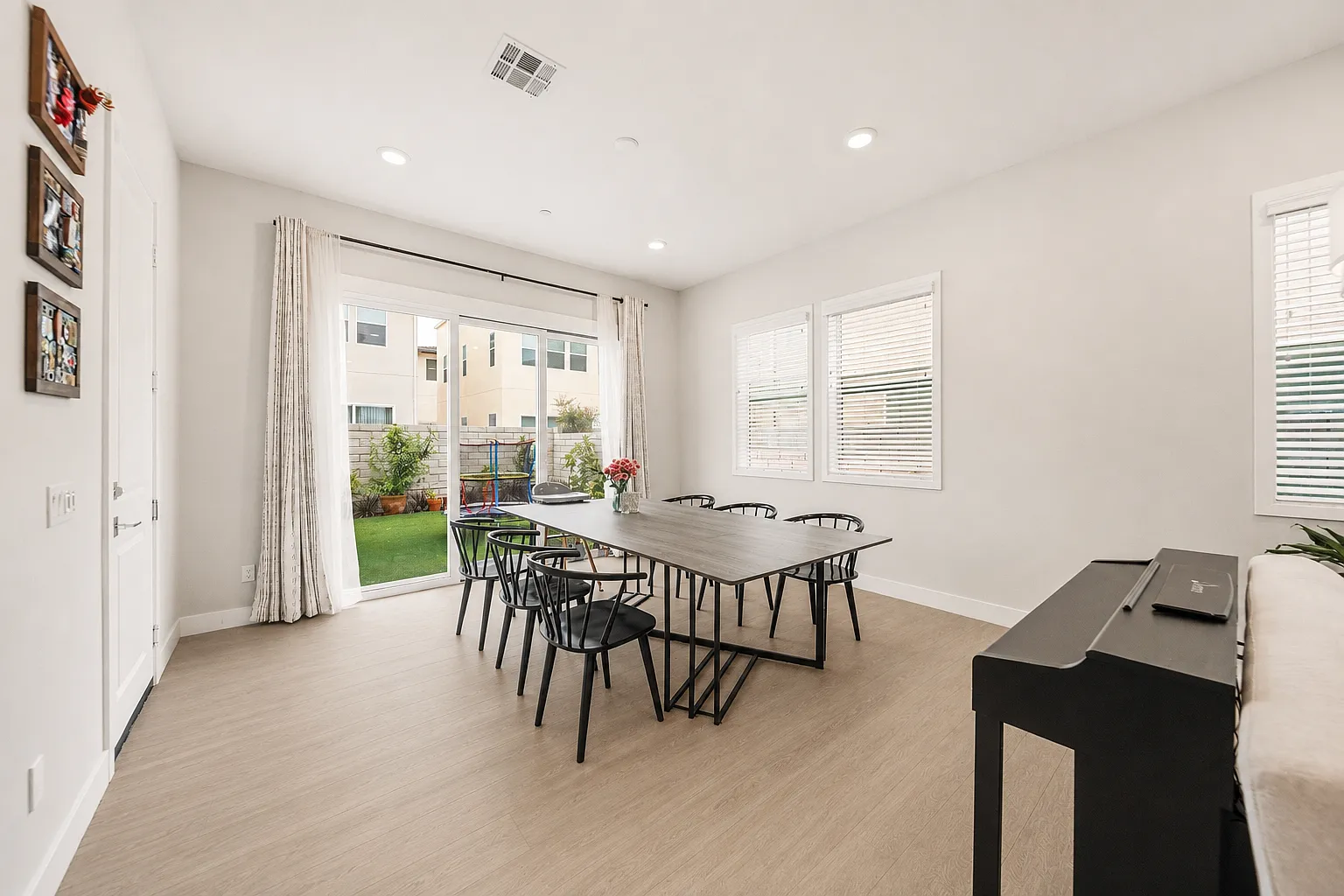 4 bed, 2755 sqft, $5,400 — Photo 3