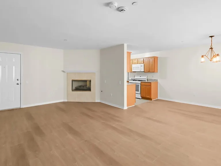 4262 Lindblade Dr #240 — Photo 3