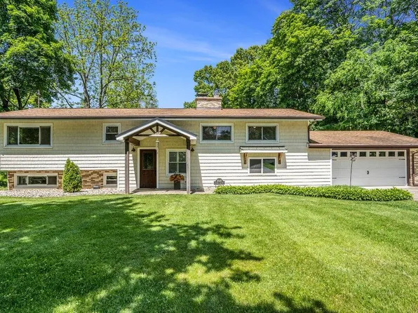 3840 E Gull Lake Dr, Hickory Corners, MI 49060