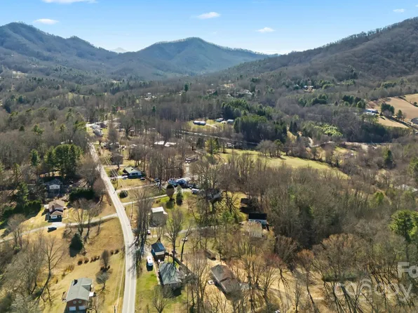 5 Hydrangea Dr, Leicester, NC 28748