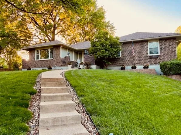 1104 Brookside Ct, Blue Springs, MO 64083