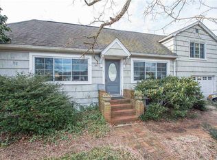 319 N Clinton Ave, Lindenhurst, NY 11757