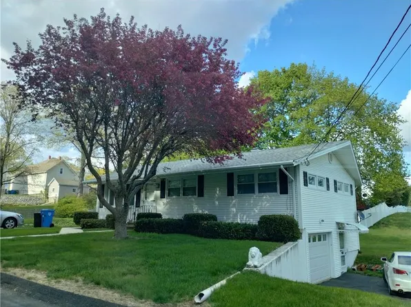 15 Spruce St, Lincoln, RI 02838