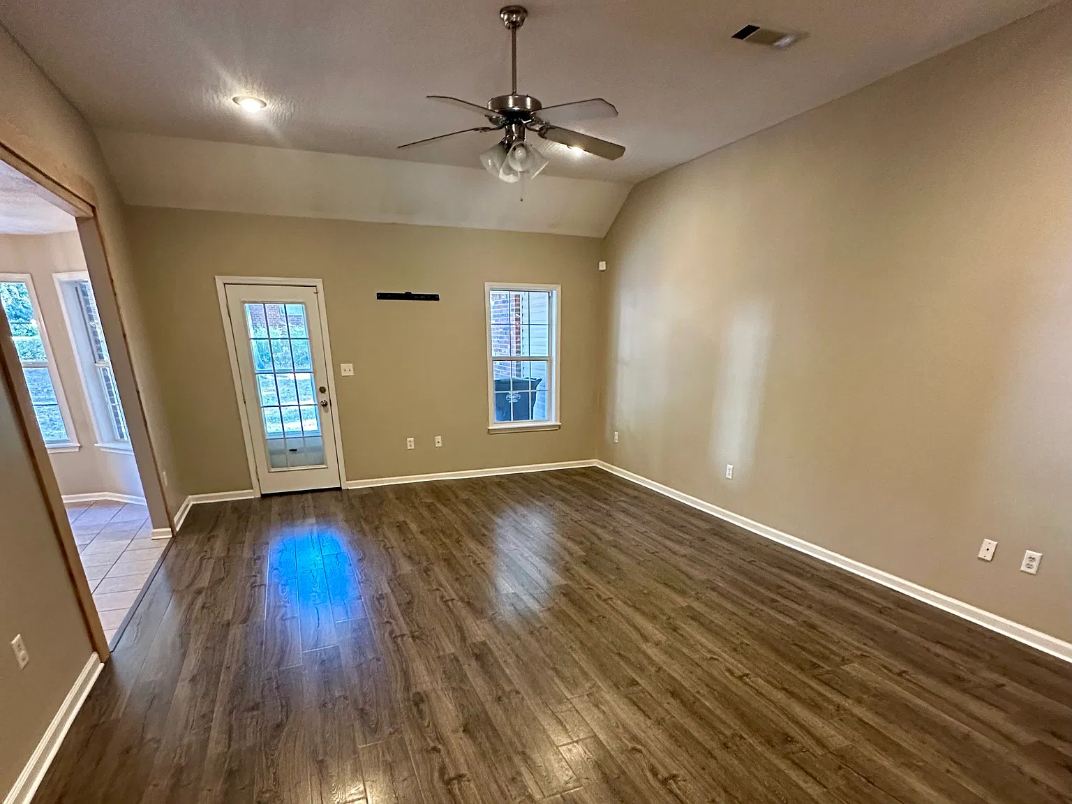 3 bed, 1706 sqft, $2,400 — Photo 2