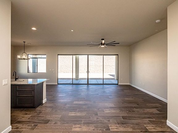 5th image of 910 Desert View Dr