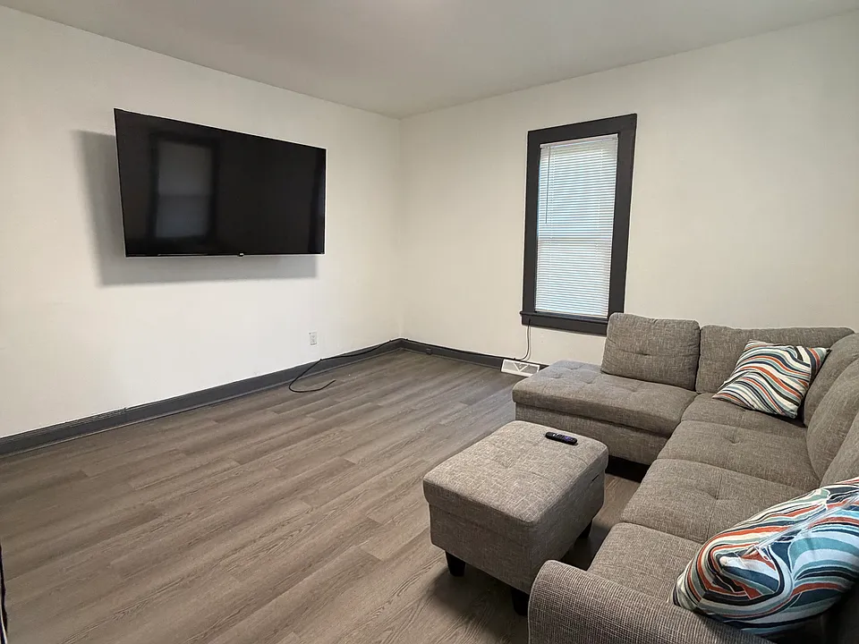 5 Charlotte St #1