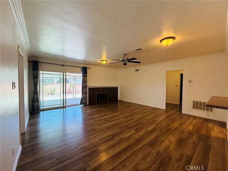 1525 W Houston Ave — Photo 3