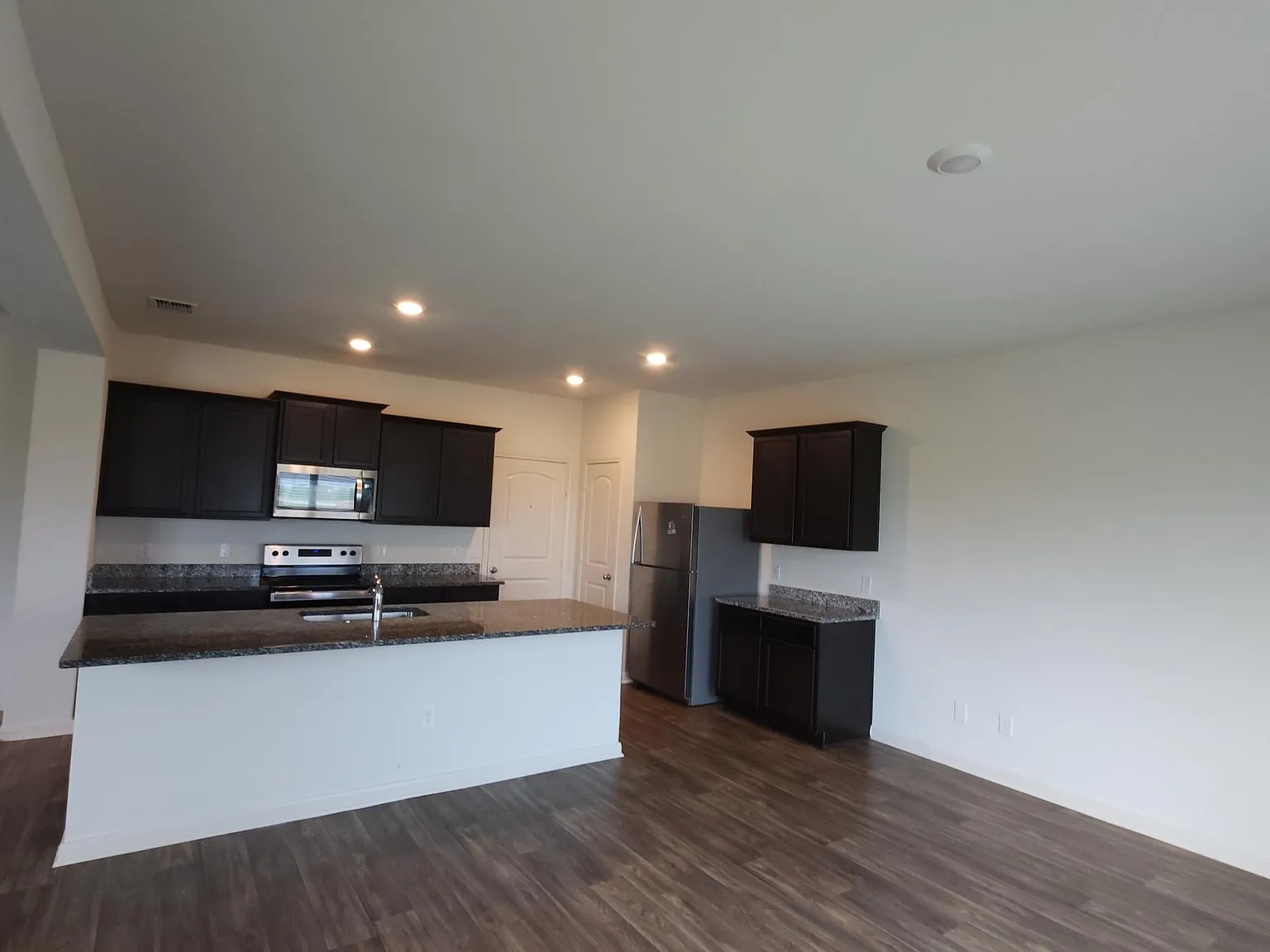 4 bed, 2.5 bath, 2198 sqft, $1,850 — Photo 2
