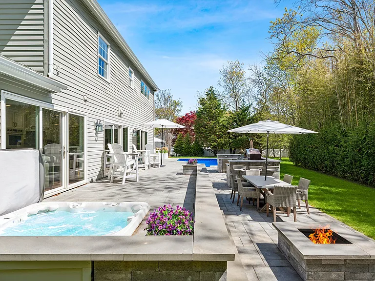 2 Tracy Dr — Photo 3
