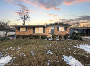 8906 E Deborah Ct, Livonia, MI 48150