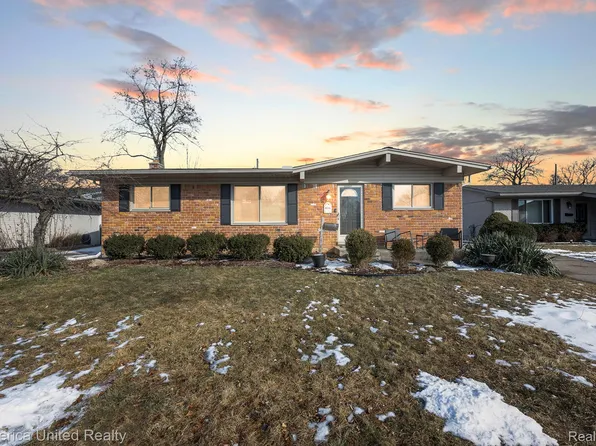 8906 E Deborah Ct, Livonia, MI 48150