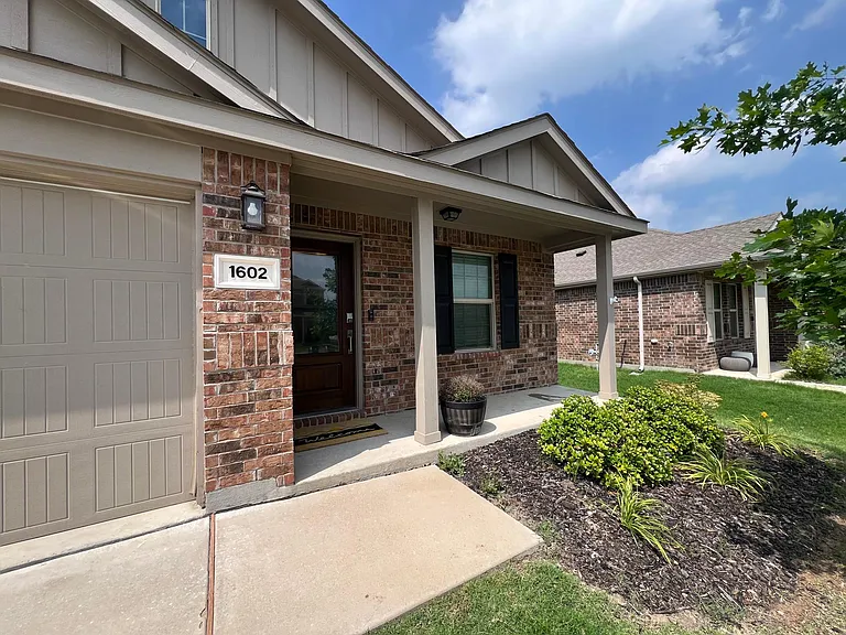 1602 Westfall Dr — Photo 3