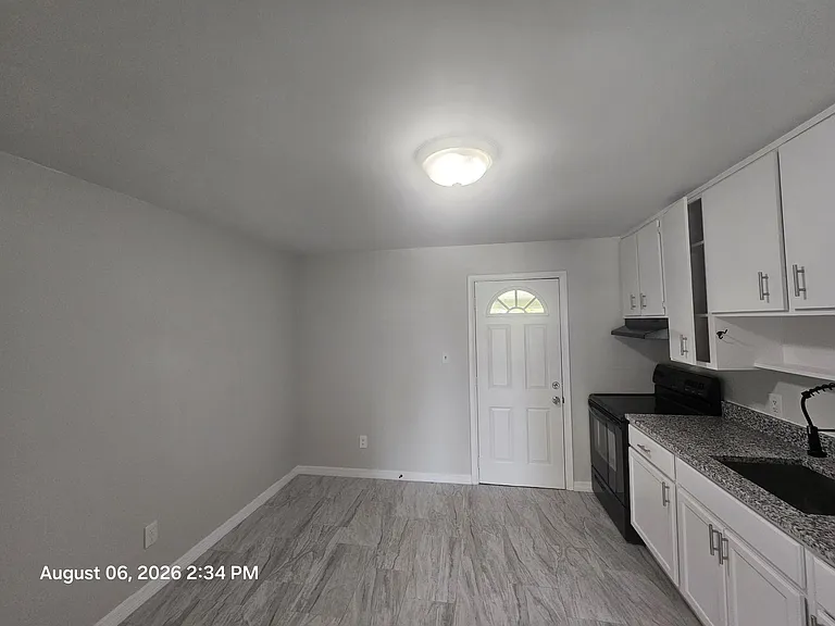 2572 Seneca Ave — Photo 3