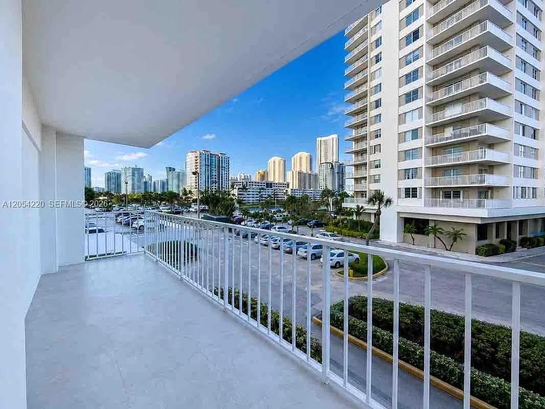 Arlen House West Condo — Photo 3