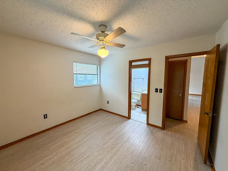 2260 W University Ave — Photo 15